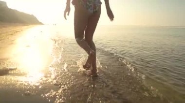 Uyuşuk içinde çalışan kadın bacakları.