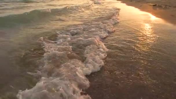 Морське узбережжя на заході сонця, повільно . — стокове відео