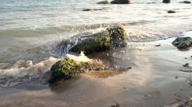 deniz kıyısı üzerinde taşlar.