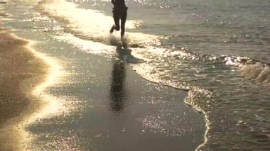 Çalışan, deniz kıyısı kadın silüeti.