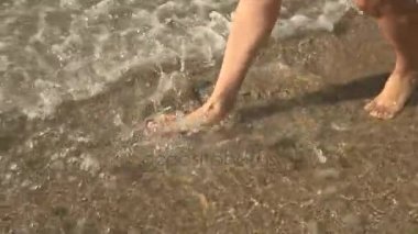 Sahil üzerinde yürüyüş bacaklar uyuşuk.