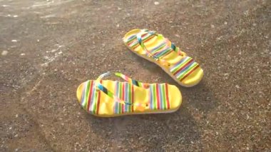 Su üzerinde yüzen flip flop.