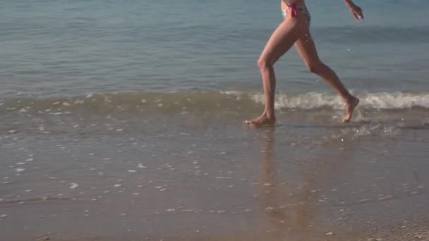 Kvinnliga ben kör utomhus, långsamma-mo. — Stockvideo