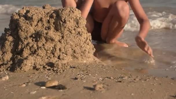 Pojke leker med sand. — Stockvideo