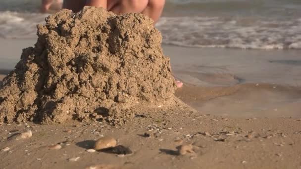 Ребенок играет с песком, медленно . — стоковое видео