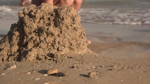 Kind spielt mit Sand, Slow-mo. — Stockvideo