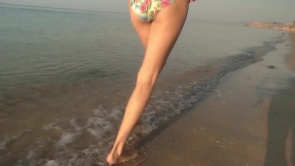 Slim gambe femminili in esecuzione, slow-mo . — Video Stock