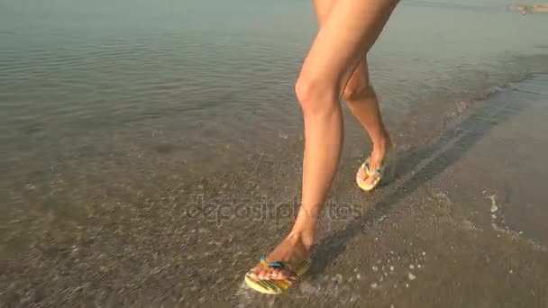 Legs running on seashore, slow-mo. — Stock Video