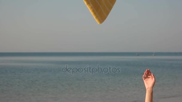 Asciugamano da lancio a mano, fondo mare . — Video Stock