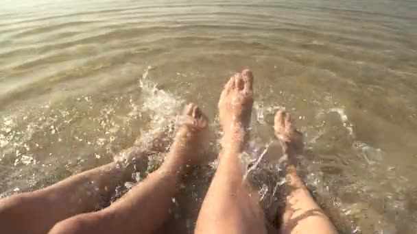 Nohy, stříkající vodou, slow-mo. — Stock video
