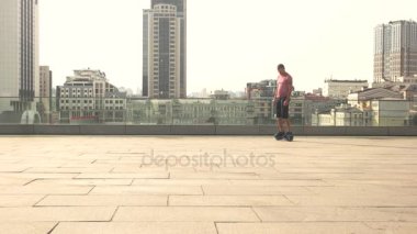 Adam hoverboard, şehir arka plan üzerinde.
