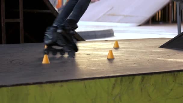 Rollerblader stående på ett ben. — Stockvideo