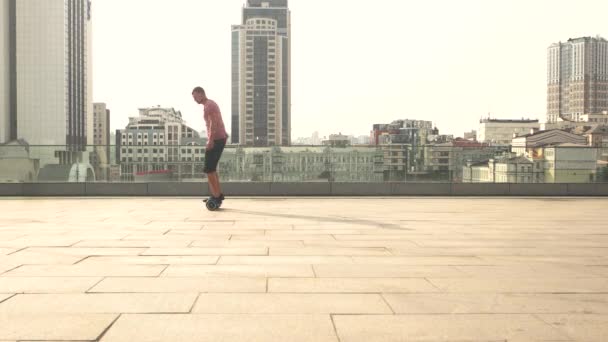 Homme sur hoverboard . — Video