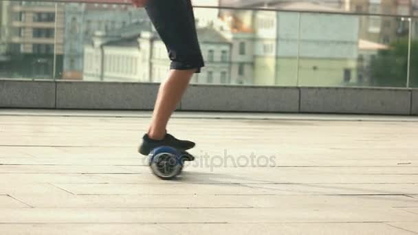 Erkek ayak hoverboard üzerinde. — Stok video