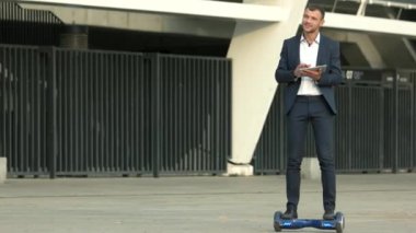 İşadamı gyroboard üzerinde.
