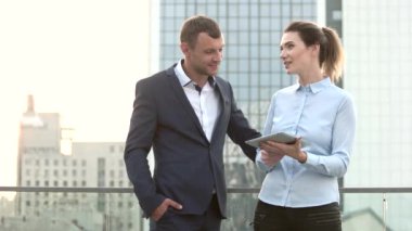 İş adamları ile bir tablet.