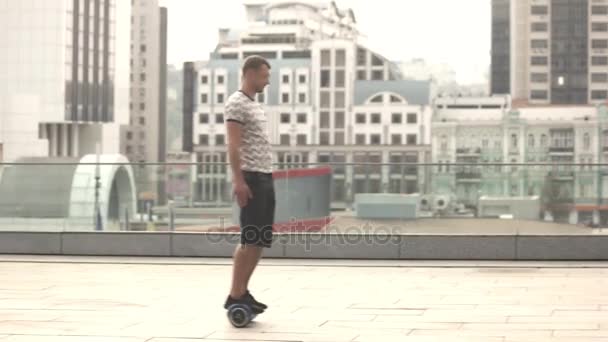 Le gars sur gyroboard . — Video