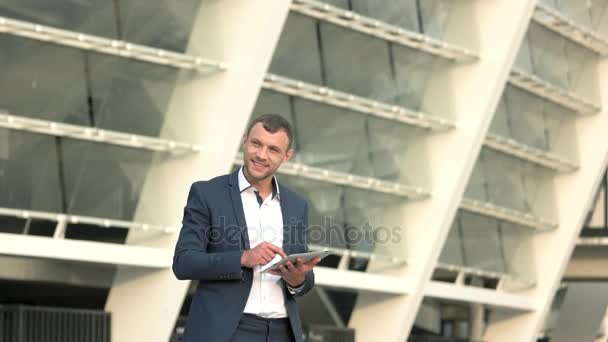 Empresario sosteniendo la tableta y sonriendo . — Vídeos de Stock