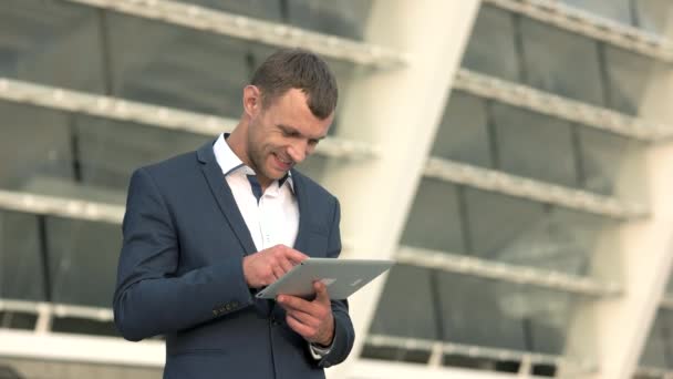 Счастливый бизнесмен держит планшет . — стоковое видео
