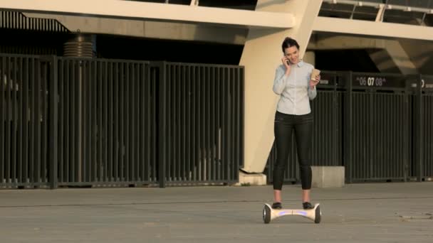 Affärskvinna på hoverboard. — Stockvideo