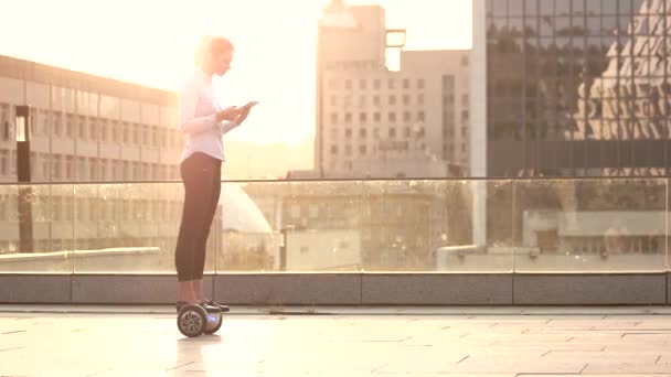 Mujer de negocios en el fondo de la ciudad soleada . — Vídeos de Stock