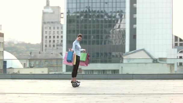 Femme avec sacs à provisions. — Video