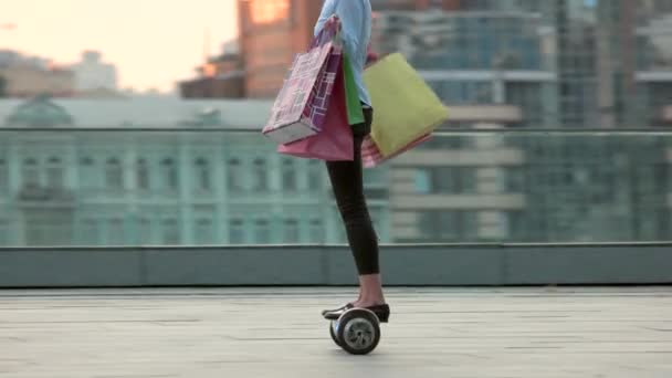 Mujer con bolsas de compras coloridas . — Vídeos de Stock