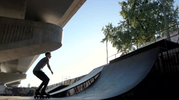 Rollerblader και ράμπα. — Αρχείο Βίντεο