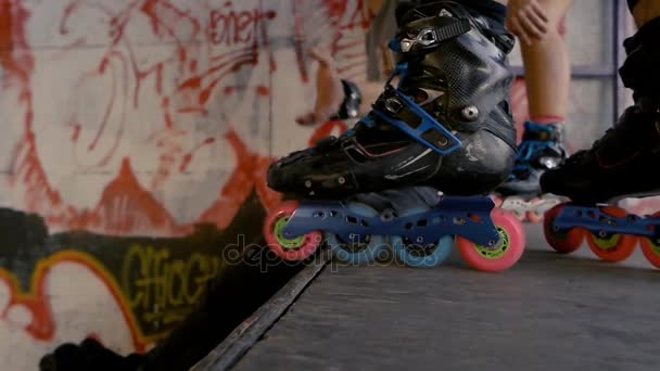 Seitenansicht des Rollerblades. — Stockvideo