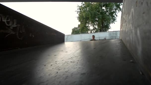 Guy op rollerblades doen truc. — Stockvideo