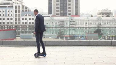İşadamı hoverboard, ağır çekim üzerinde.