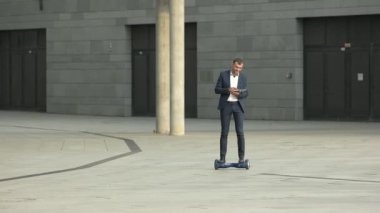 İşadamı gyroscooter, ağır çekim üzerinde.
