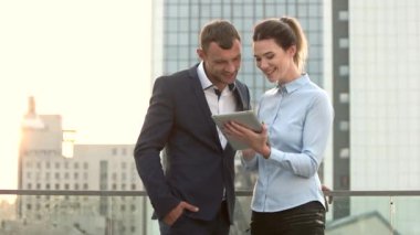 Uyuşuk içinde gülümseyen iş adamları.