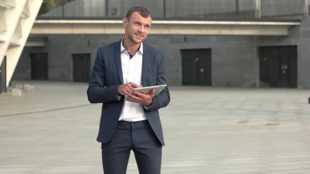 Businessman with tablet smiling, slow-mo. — Stock Video