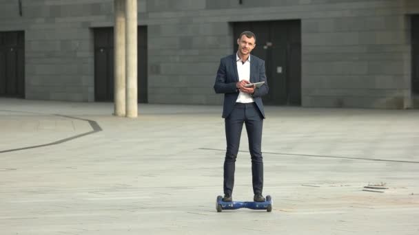 Geschäftsmann mit Tablet auf Hoverboard. — Stockvideo