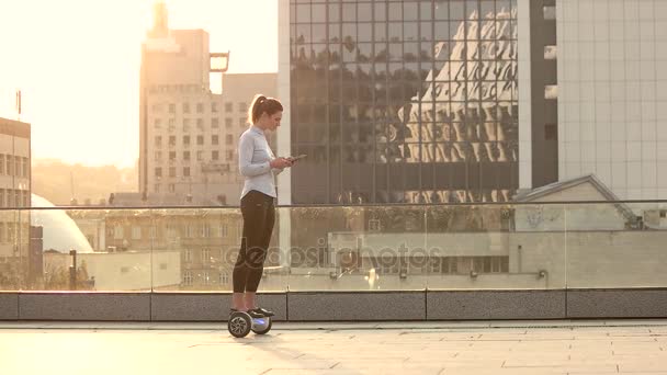 Femme sur fond de ville, slow-mo . — Video