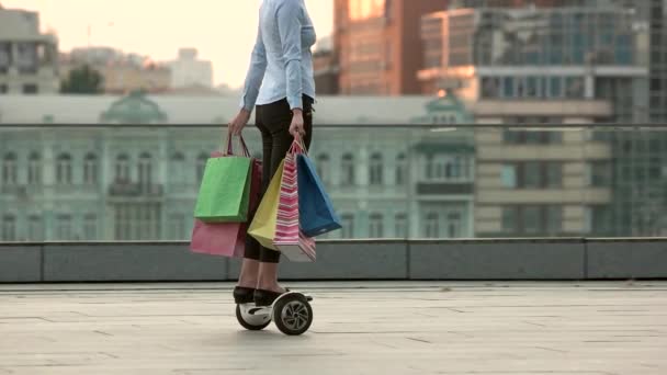 屋外のショッピング バッグを持つ女性. — ストック動画