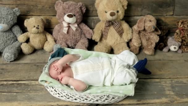 Καλάθι με το μωρό κοντά σε teddybears. — Αρχείο Βίντεο