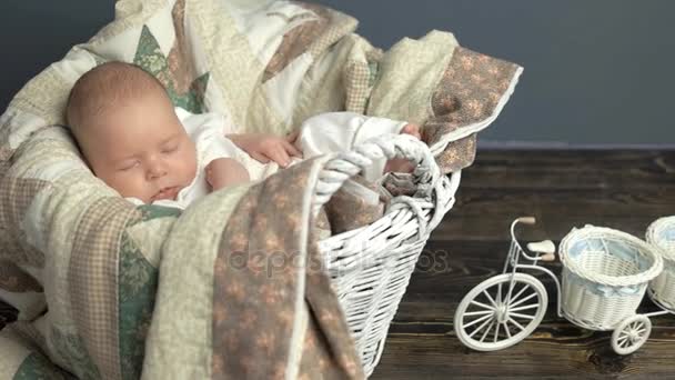 Slapende Kaukasische baby in mandje. — Stockvideo