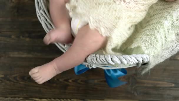 Ноги маленької дитини . — стокове відео