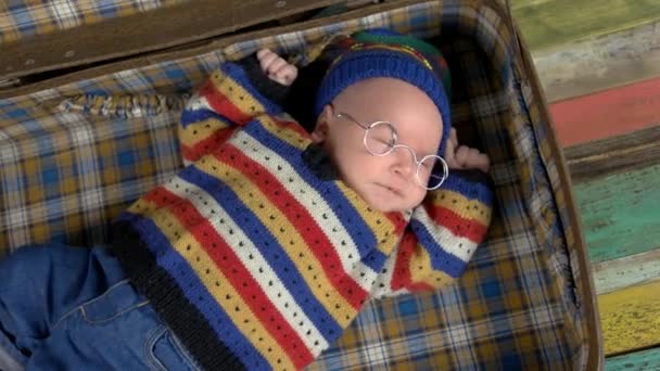 Bébé en lunettes dormir . — Video