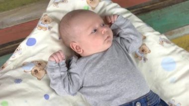 Bebek yastık üzerinde yalan.