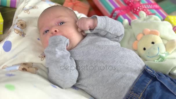 Niño pequeño en una almohada . — Vídeo de stock