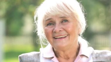 gülümseyen kadın kıdemli.