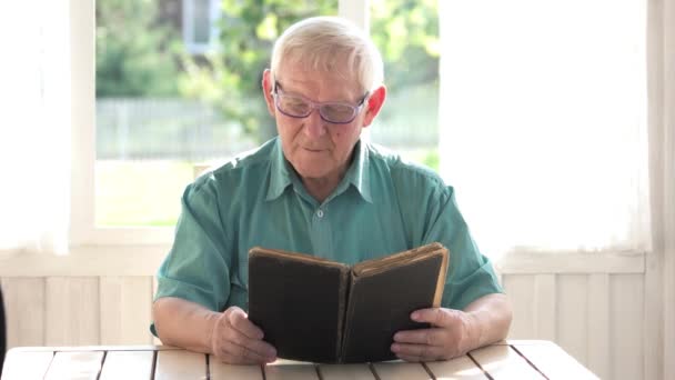 Старик читает книгу . — стоковое видео