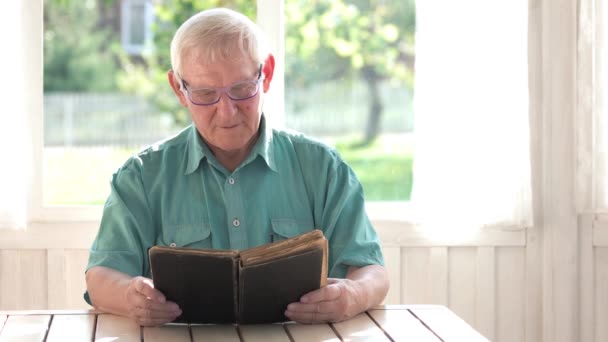 Uomo che legge un vecchio libro . — Video Stock