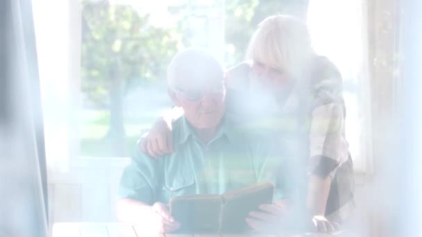 Casal velho com um livro . — Vídeo de Stock