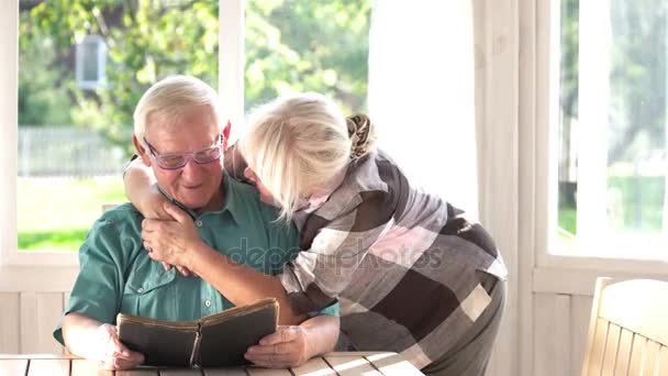 Senior para z książką. — Wideo stockowe