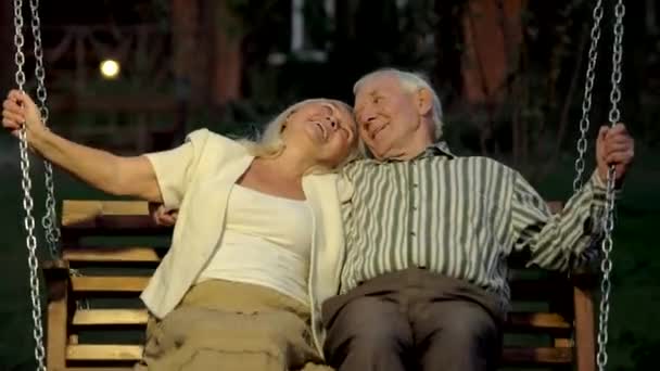 Paar op veranda swing. — Stockvideo
