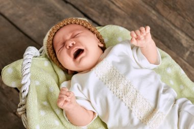 beyaz bebek ağlaması.